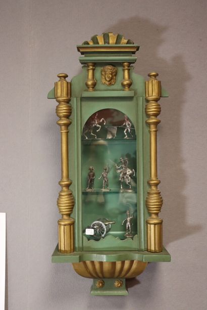 Petite vitrine d'applique en bois peint en...
