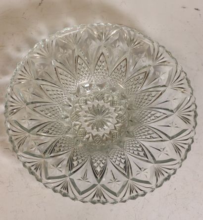 Lot de deux plats de service en cristal dont...