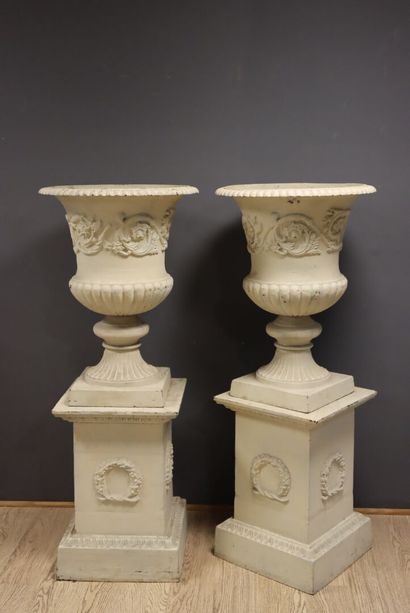 Pair of cast-iron Medicis vases with laurel...