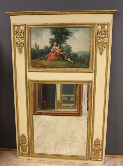 Trumeau en bois laqué blanc et doré à décor...