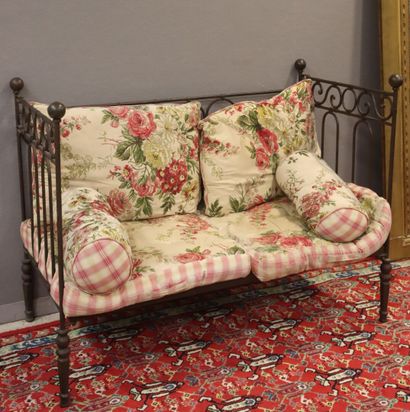 Small wrought-iron settee, the backrest with...