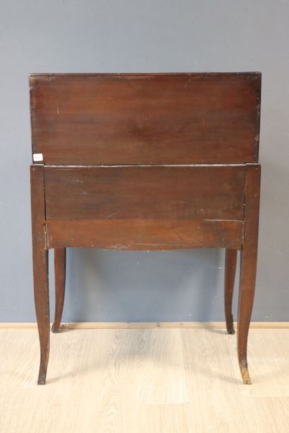 Bureau de pente en bois ouvrant par 3 tiroirs...