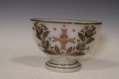 Vase d'église en verre peint (un petit éclat)
H...