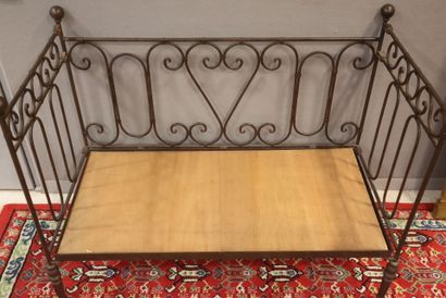Small wrought-iron settee, the backrest with...