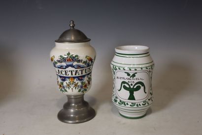 2 pots à pharmacie en faïence 
un sur pied...