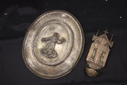 Round metal ornament with frieze decoration,...