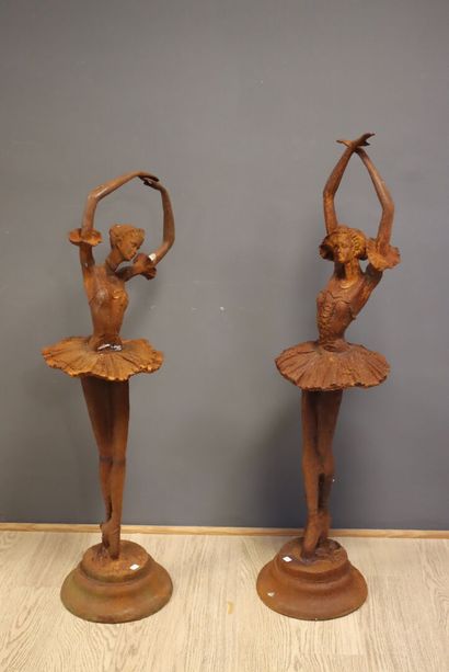 Deux sujets en fonte représentant deux ballerines...
