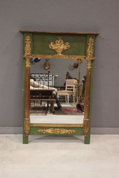 Miroir en bois sculpté doré laqué vert à...