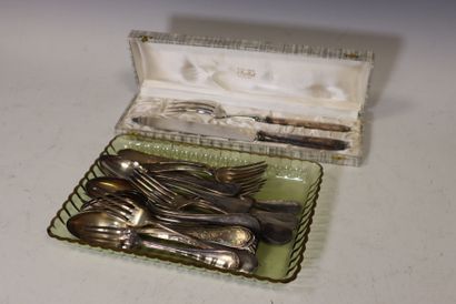 Partie de ménagère de couverts en métal argenté,...