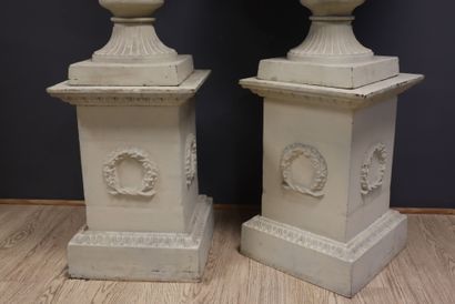 Pair of cast-iron Medicis vases with laurel...