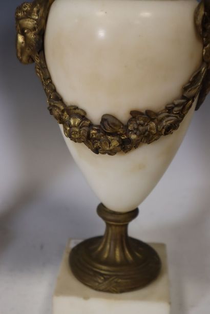 Paire de vases pots-pourris en marbre, blanc,...