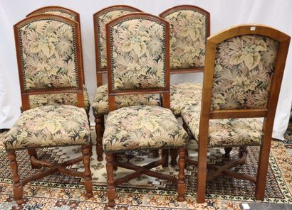 Six chaises en bois naturel mouluré à décor...