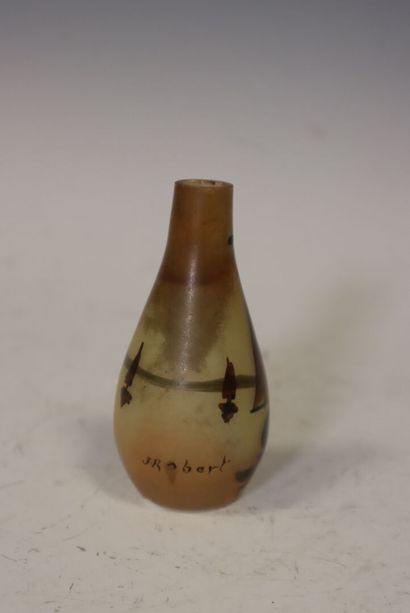 Petit vase en verre peint à décor de bateau,...