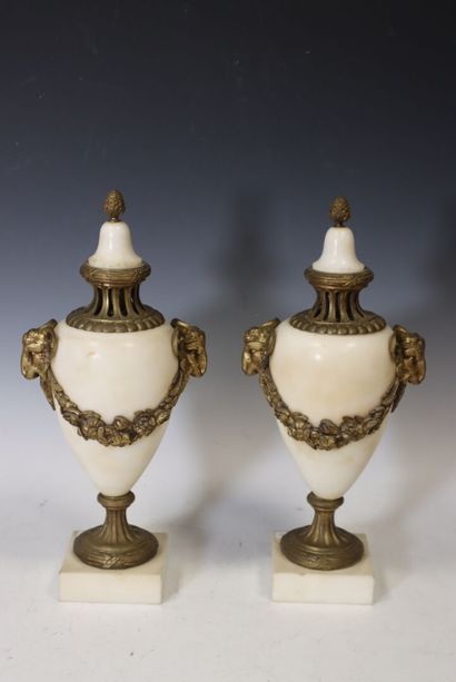 Paire de vases pots-pourris en marbre, blanc,...