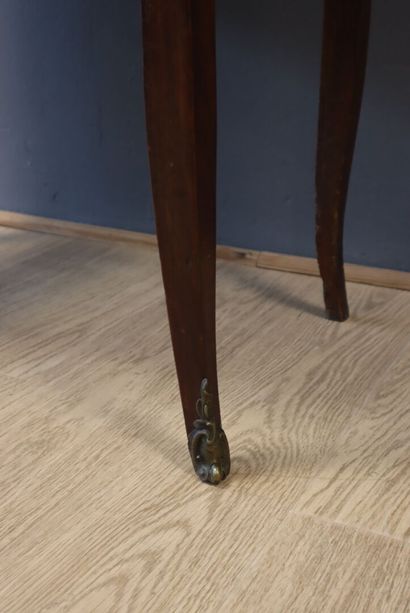 Bureau de pente en bois ouvrant par 3 tiroirs...