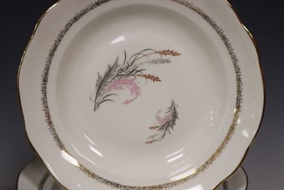 Porcelaine de Sologne. 
Partie de service...