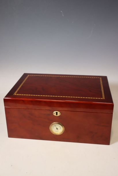Cigar box in mahogany and inlaid diamond...