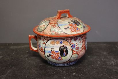 Coupe couverte en porcelaine polychrome à...