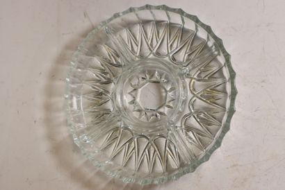 Lot de deux plats de service en cristal dont...