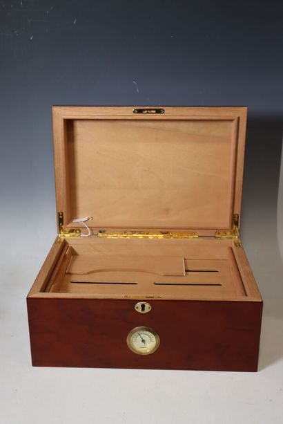 Cigar box in mahogany and inlaid diamond...