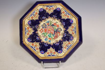 LONGWY
Dessous de plat de forme octogonale...