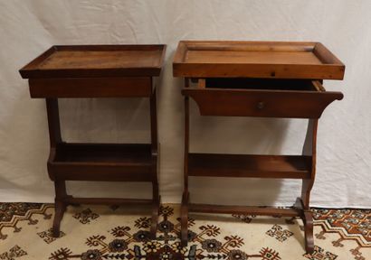 Deux tables de chevet en bois naturel à un...