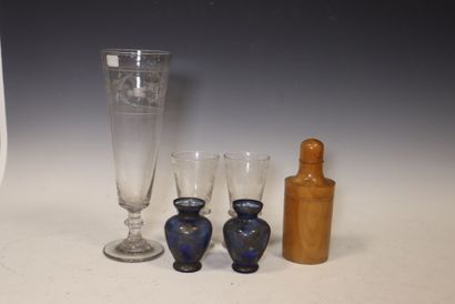 Lot de verrerie : 
Grand vase en verre gravé...