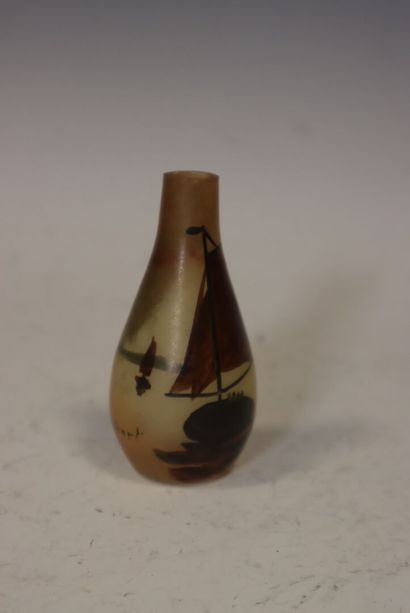 Petit vase en verre peint à décor de bateau,...