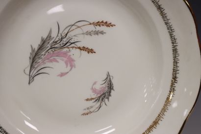 Porcelaine de Sologne. 
Partie de service...