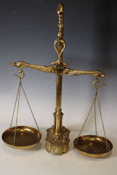 MACO BRAGA. 
Balance d'apothicaire en laiton...