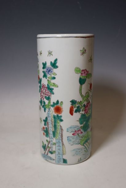 Vase rouleau asiatique à décor floral en...