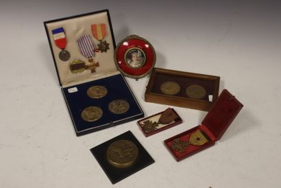Lot of various medals and decorations including...