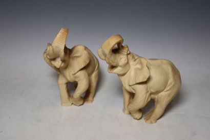 Paire d'éléphants en résine. 
Haut. 20 cm...
