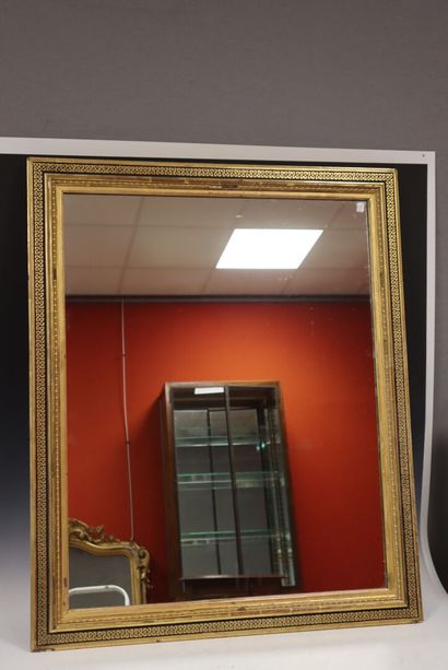 Grande glace à décor de frise à décor géométrique...