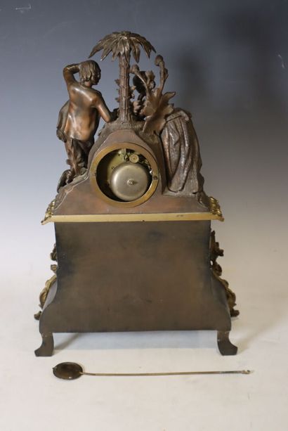 Horloge en métal patiné à décor de 2 amants...