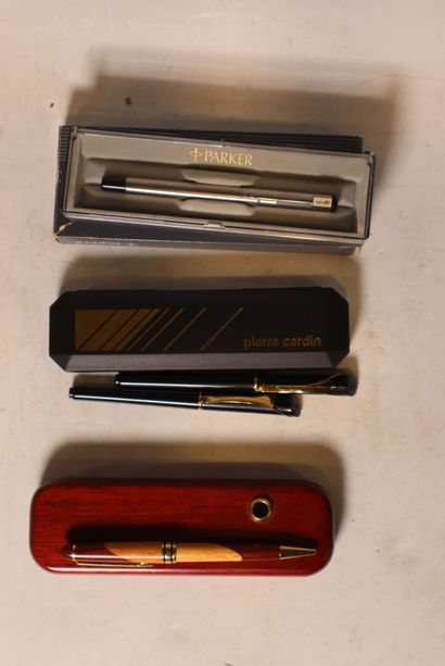 Set of pens including
- a Parker ballpoint...