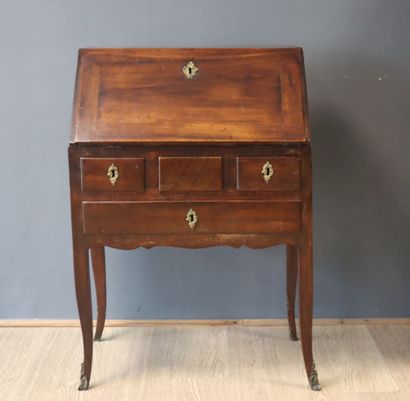 Bureau de pente en bois ouvrant par 3 tiroirs...