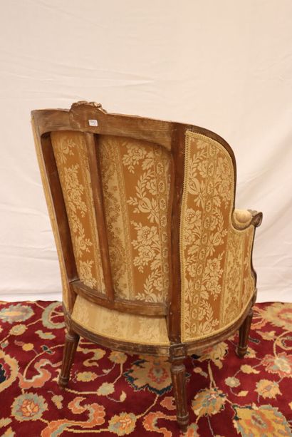 Bergère en bois naturel mouluré et sculpté...