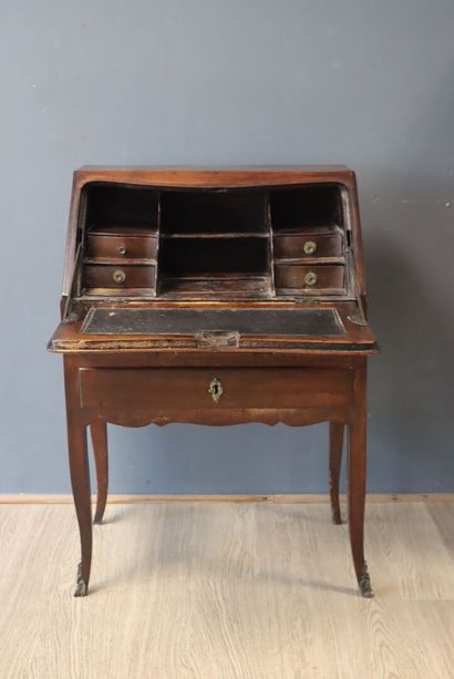 Bureau de pente en bois ouvrant par 3 tiroirs...
