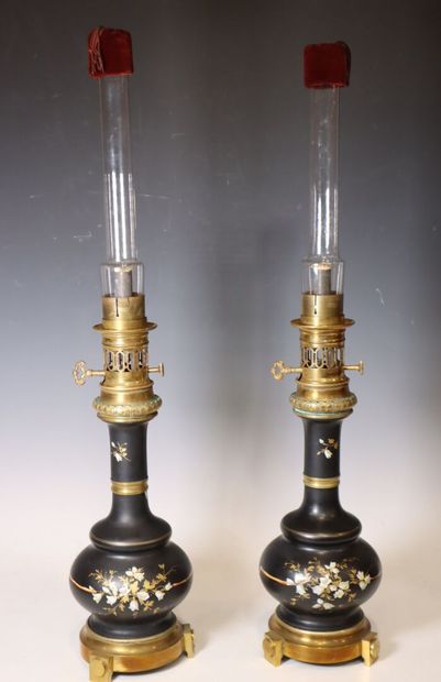 Paire de lampe à pétrole en céramique à fond...
