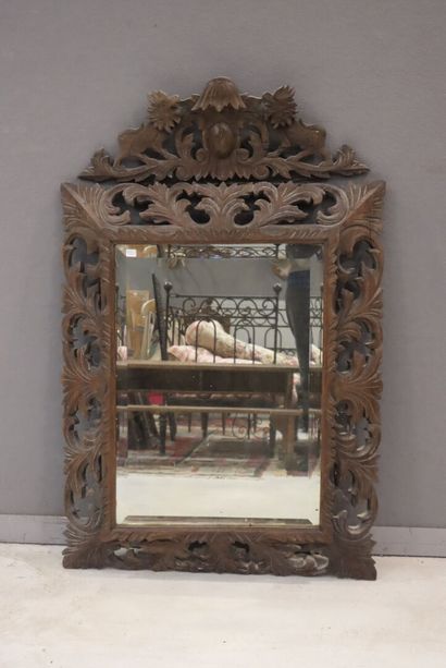 Paire de miroirs en bois sculpté à décor...