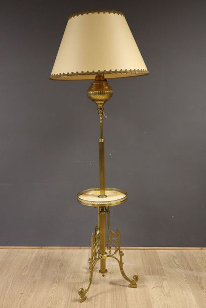 Lampadaire en bronze doré à tablette d'appoint...