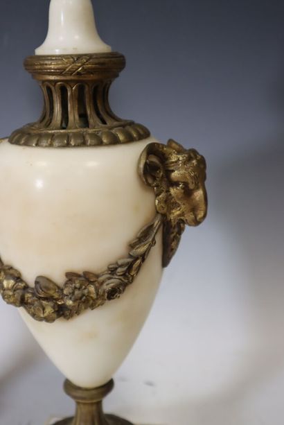 Paire de vases pots-pourris en marbre, blanc,...