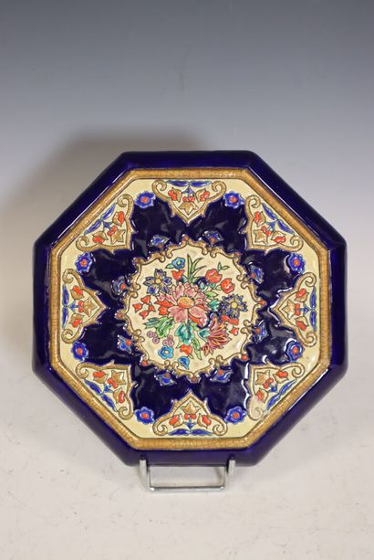 LONGWY
Dessous de plat de forme octogonale...