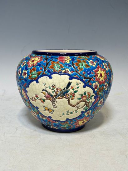 LONGWY. 
Vase boule en faïence à décor émaillé...