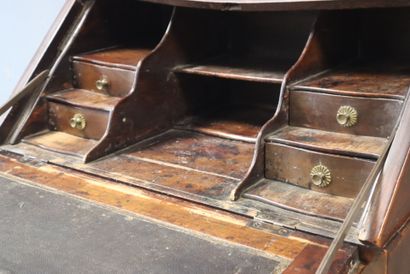 Bureau de pente en bois ouvrant par 3 tiroirs...