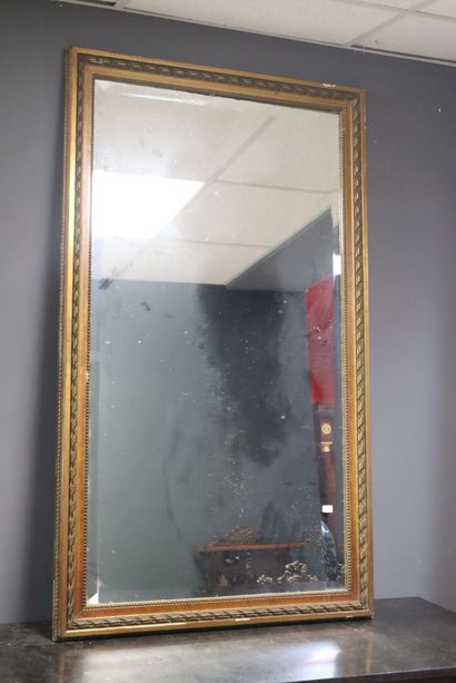 Miroir en bois doré à décor de frises. 
Ht....