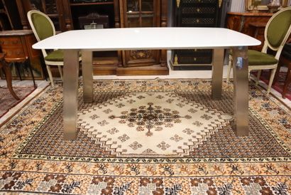 XOOON
Dining table with white opaline glass...