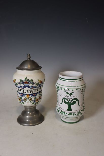 2 pots à pharmacie en faïence 
un sur pied...