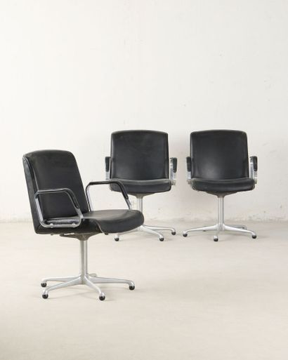 Suite de trois fauteuils de bureau à piétement...